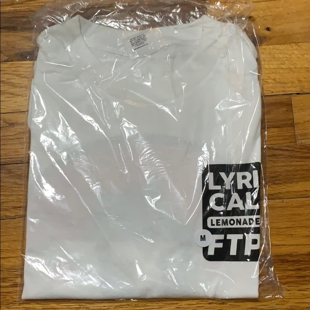 Short sleeve tee shirt